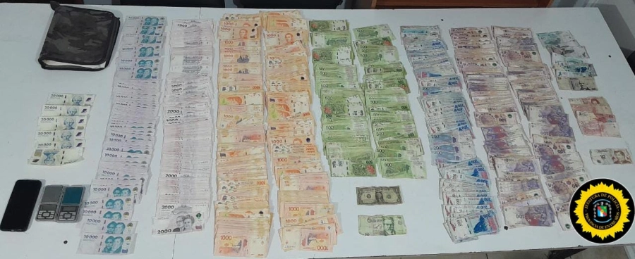 Incautaron m&aacute;s de dos millones de pesos en allanamiento (foto Polic&iacute;a de Entre R&iacute;os)