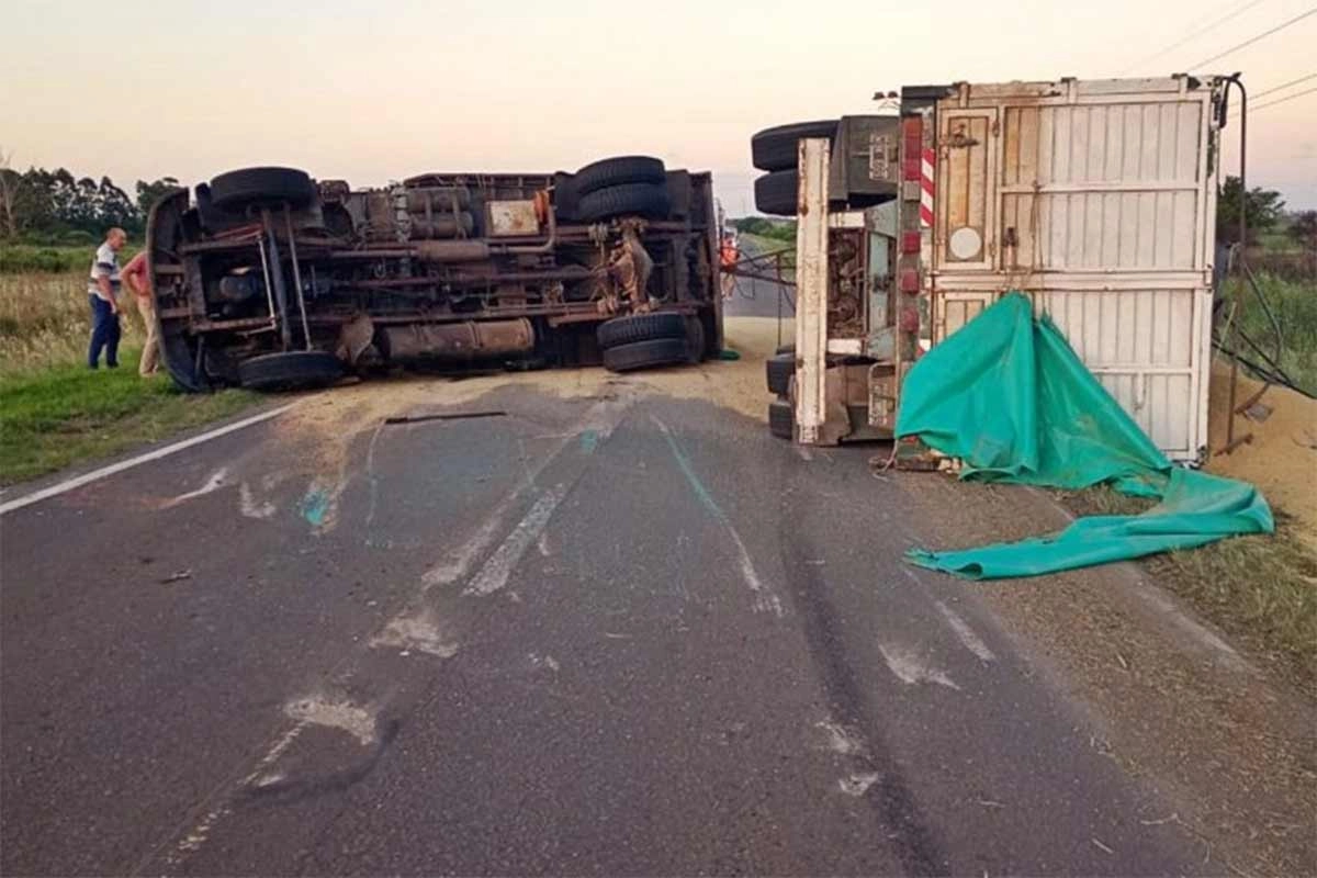 Vuelco de camión en la ruta 18 Vuelco de camión en la ruta 18