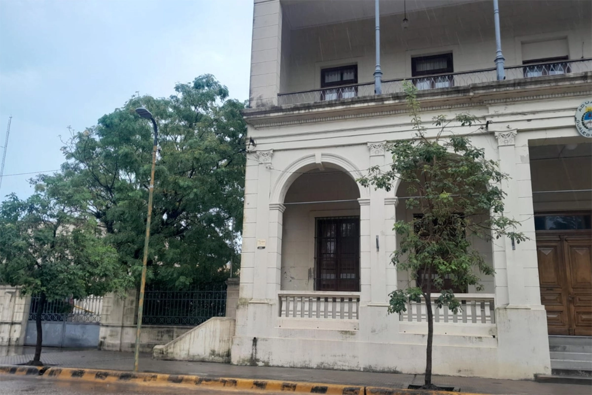 Los ladrones ingresaron por el portón gris Los ladrones ingresaron por el portón gris