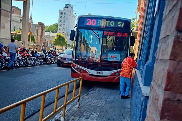 Video: colectivo se incrustó en un comercio del centro cívico de Paraná