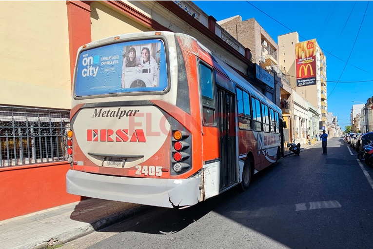 Chofer reveló qué causó el choque de colectivo contra comercio en Paraná