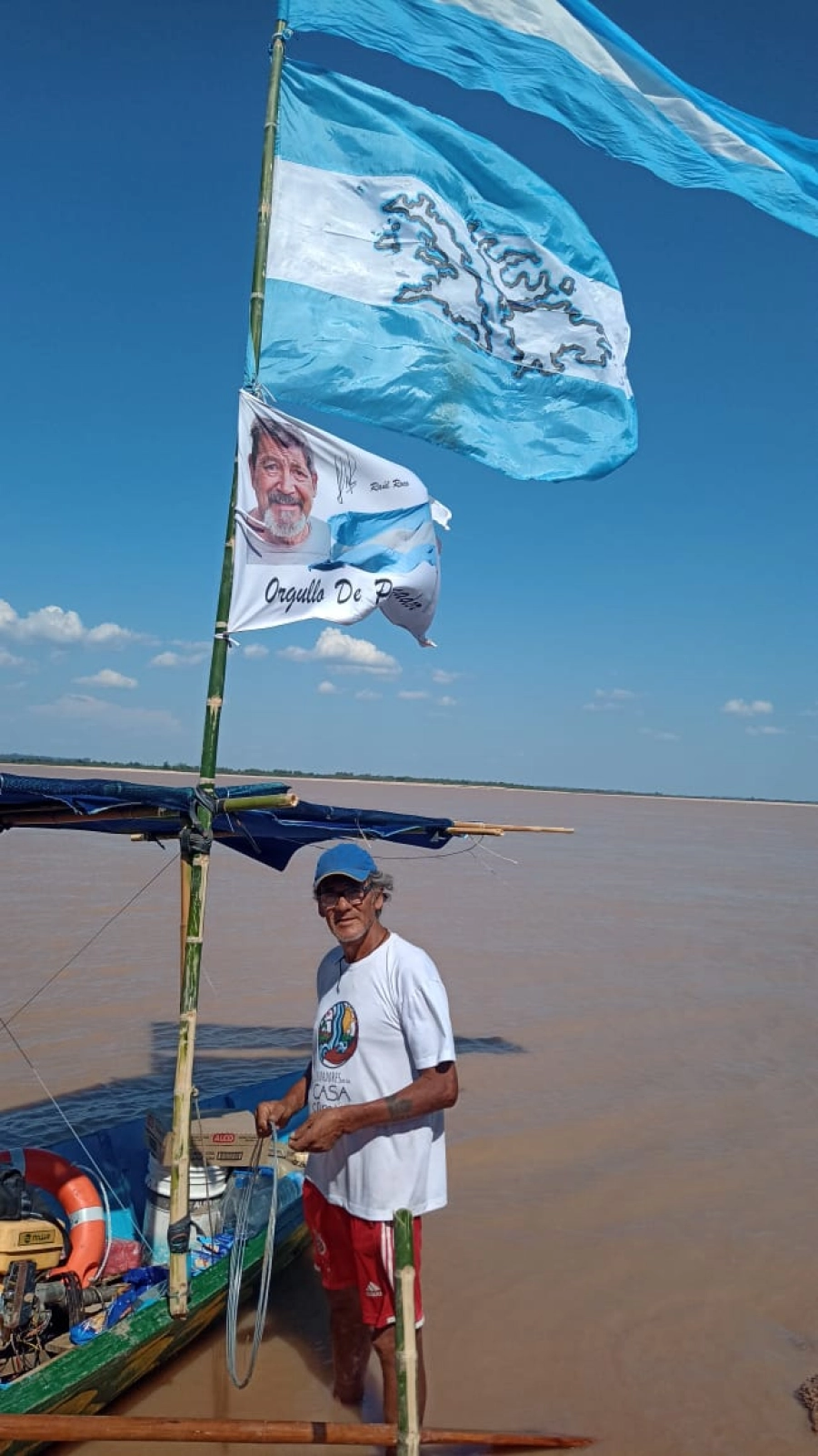 El recuerdo de Ra&uacute;l Rocco flamea junto a las Malvinas en el m&aacute;stil de la Yaguarona (foto Remar Contracorriente)