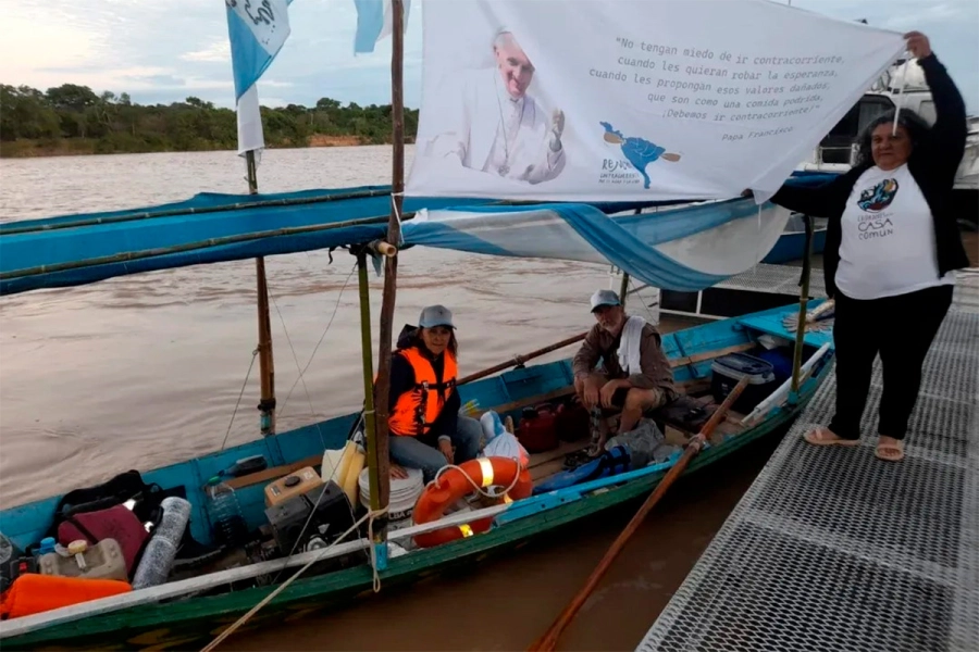 Una bandera del Papa Francisco acompaña a la traves&iacute;a (foto Remar Contracorriente)