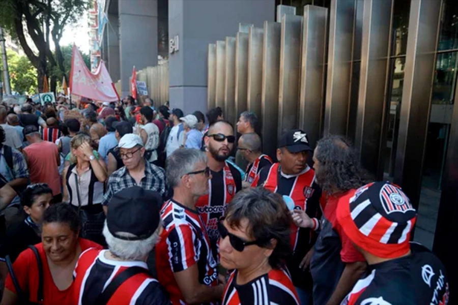 Hinchas en la marcha.
