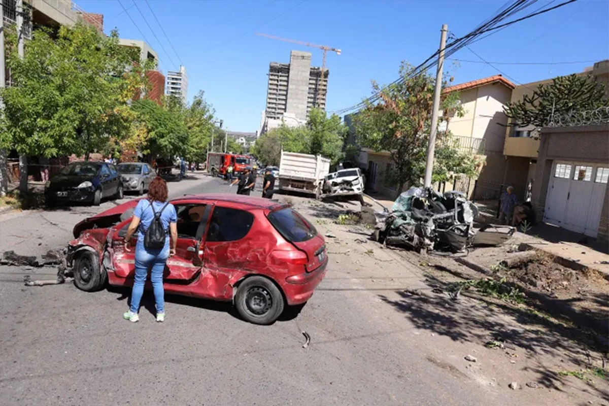 Camión chocó más de 10 autos. Camión chocó más de 10 autos.