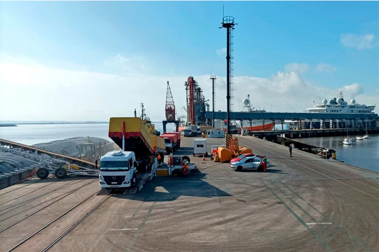 Alerta ambiental por derrame de ácido sulfúrico en el muelle de la pastera UPM