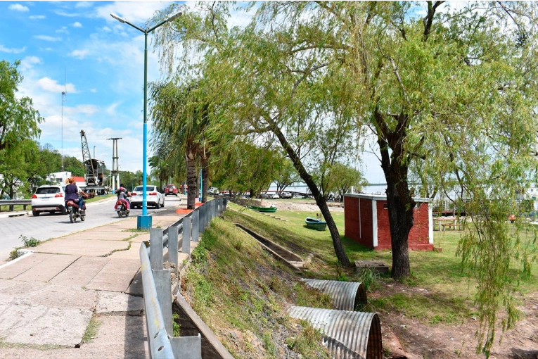 Buscan a joven que ingresó al río Paraná para rescatar una pelota y despareció de la superficie