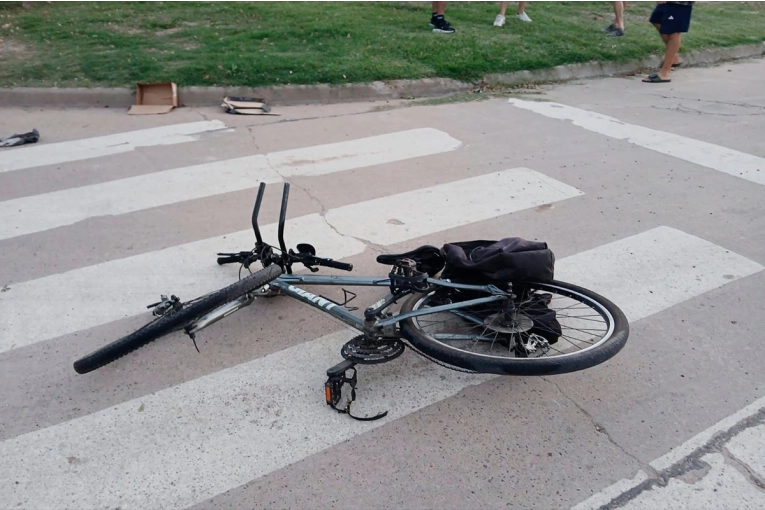 Hombre robó una bicicleta en Paraná y fue atropellado por un auto cuando escapaba