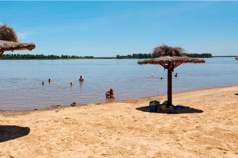 Buscan a joven que ingresó al río Paraná para rescatar una pelota y despareció de la superficie