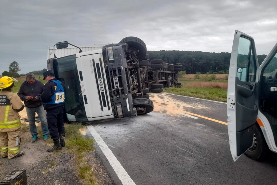 Volc&oacute; un cami&oacute;n sobre Ruta 12 (foto Bomberos Voluntarios de Ceibas)