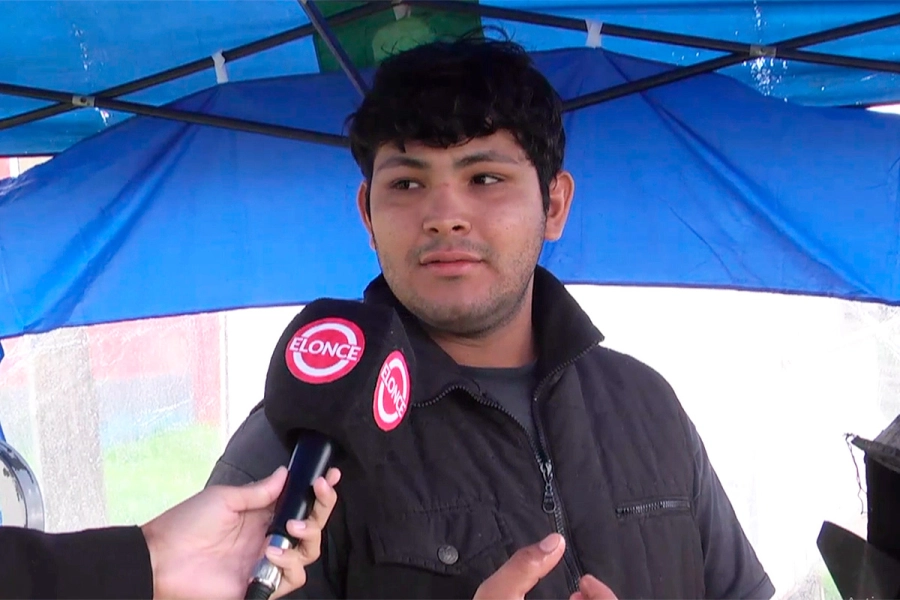 Lucio en di&aacute;logo con Elonce.