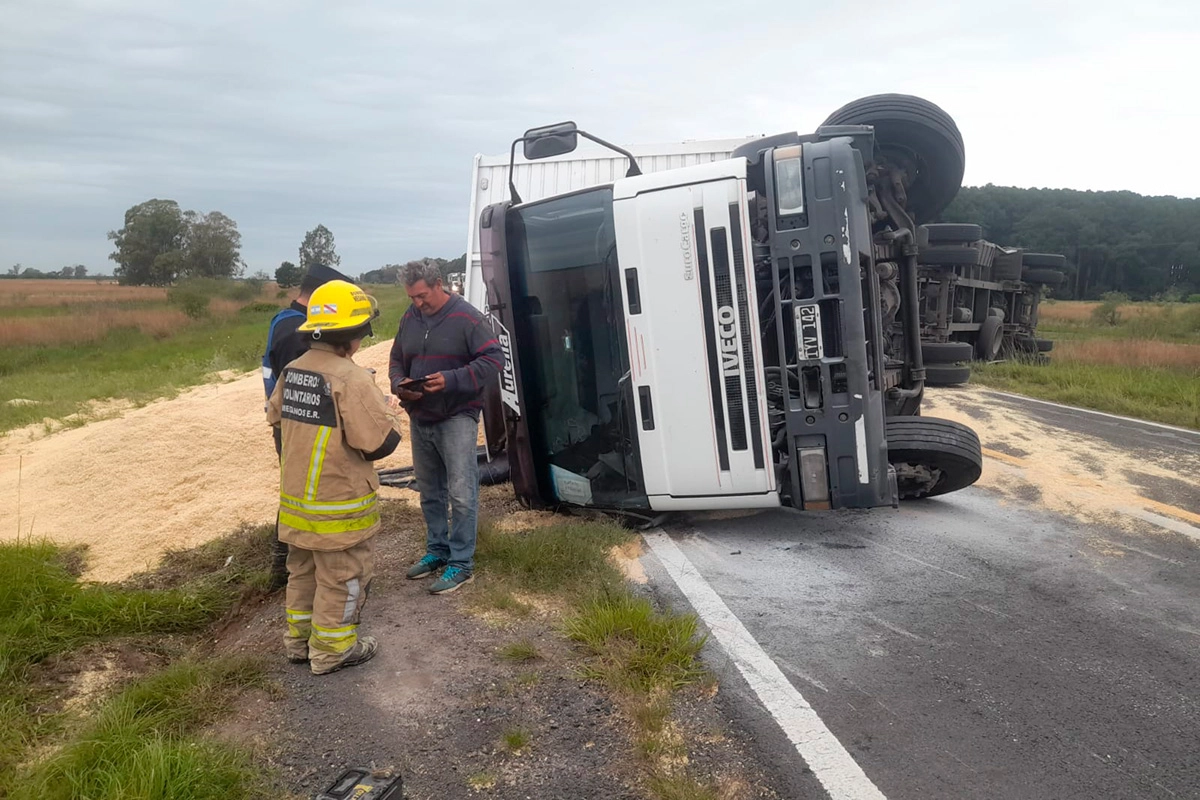 Volcó un camión sobre Ruta 12