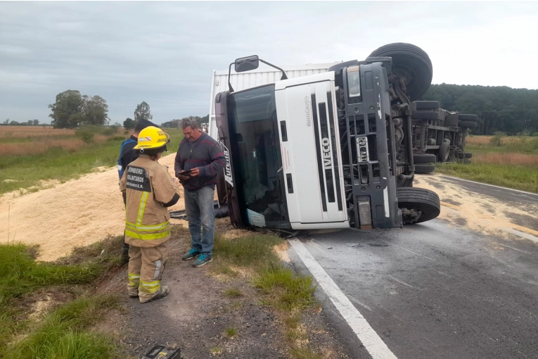 Cortaron ruta 12, en un tramo del sur entrerriano, por el vuelco de un camión