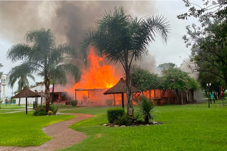 Voraz incendio consumió el comedor del Polideportivo Municipal de Seguí