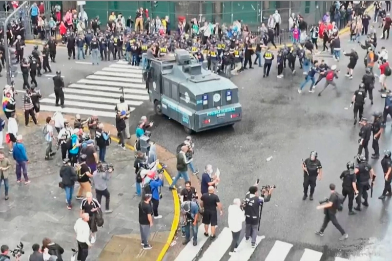 Tensión en marcha de jubilados e hinchas: las fuerzas de seguridad enfrentan a manifestantes