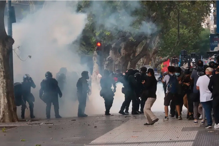 Graves incidentes en la marcha de los jubilados e hinchas: enfrentamientos frente al Congreso y en la plaza