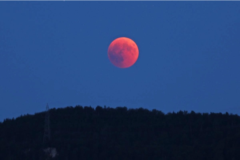 La Luna se teñirá de rojo este viernes a la madrugada: horarios del eclipse y cómo verlo