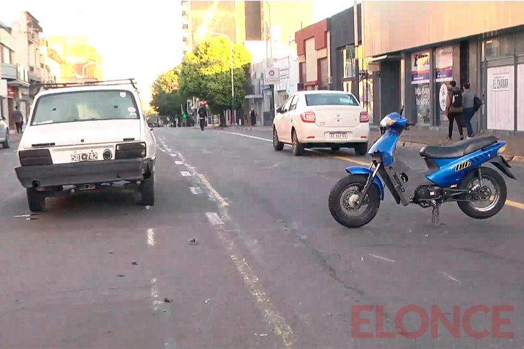 Dos autos y una moto se vieron involucrados en un choque en Paraná