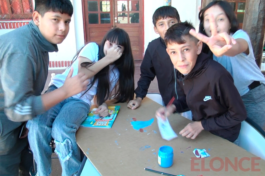 La actividad fue una oportunidad para la limpieza de las sillas y los bancos de las aulas por parte de los estudiantes y los ordenanzas (foto Elonce)