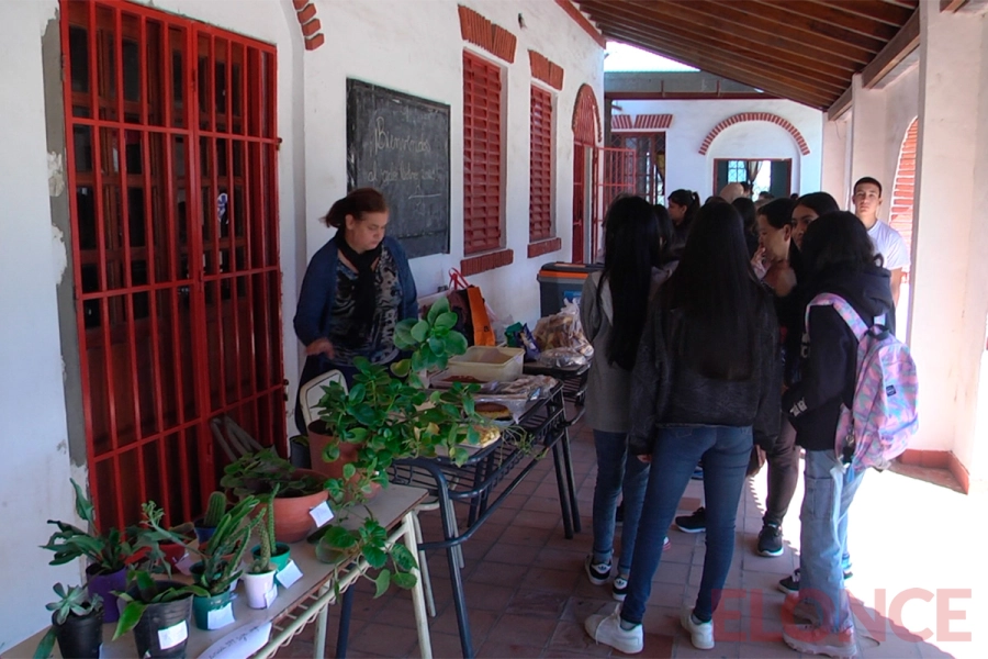 Feria solidaria en escuela de Paran&aacute; (foto Elonce)