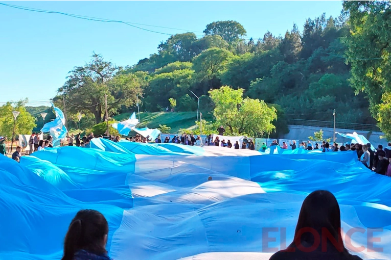 Remada en defensa del río: alumnos desplegaron una bandera de 70 metros para recibir a los remeros en Hernandarias