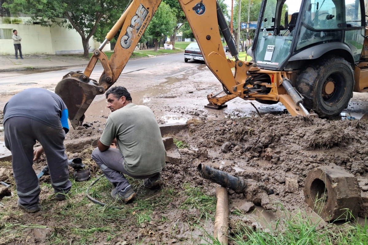 Se repara cañería distribuidora de agua potable Se repara cañería distribuidora de agua potable