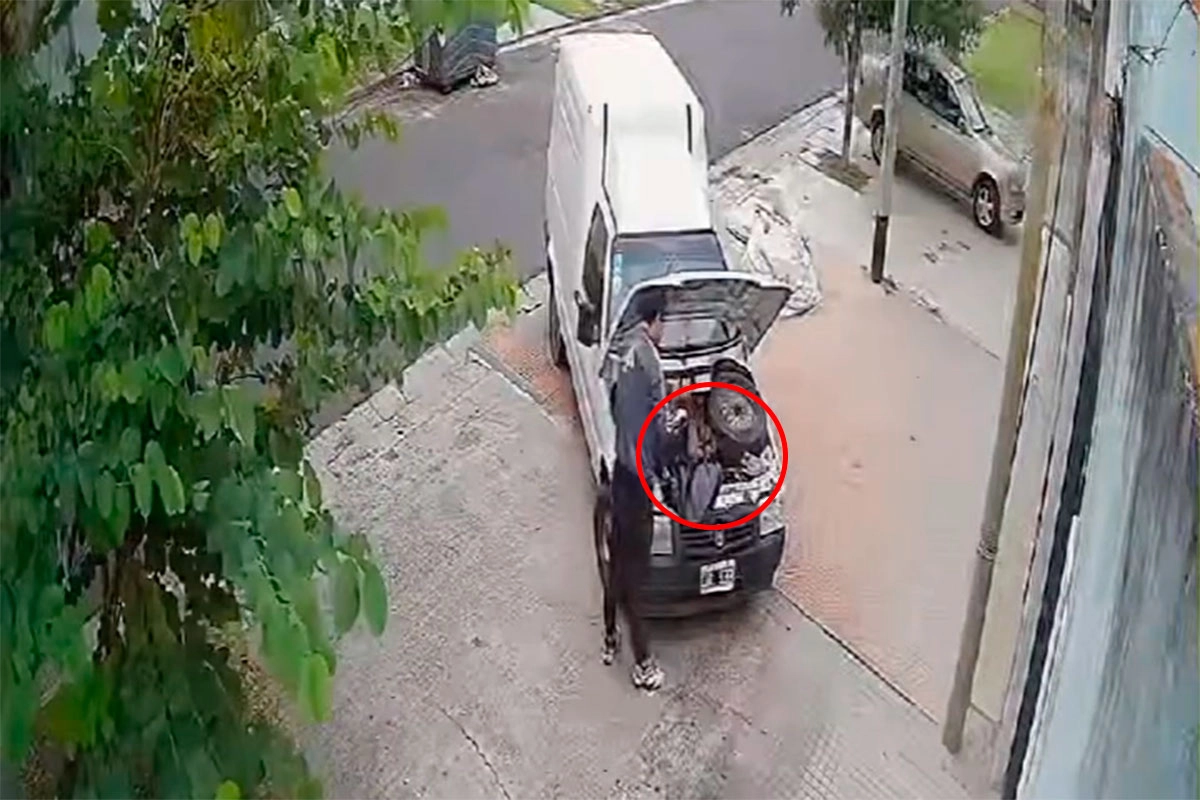 El momento del robo de la batería. El momento del robo de la batería.