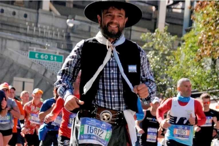 Paranaense correrá la maratón de Roma vestido con pilchas gauchas y alpargatas