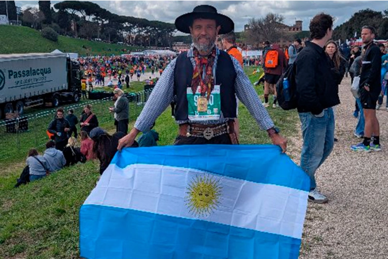 El paranaense cumplió los 42 kilómetros de la maratón de Roma con pilcha gaucha