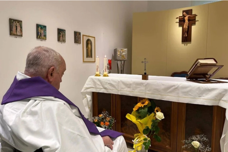 El Vaticano difundió la primera foto del Papa Francisco, a más de un mes de su internación