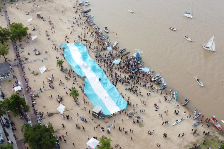 Remar Contracorriente: desplegaron una bandera de varios metros en el Balneario Municipal de Paraná