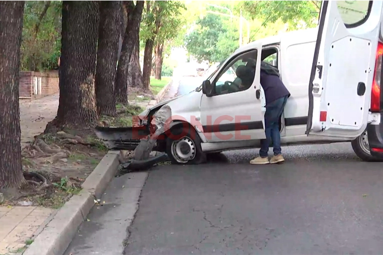 Conductor se descompensó al volante y chocó su camioneta contra un árbol en Paraná