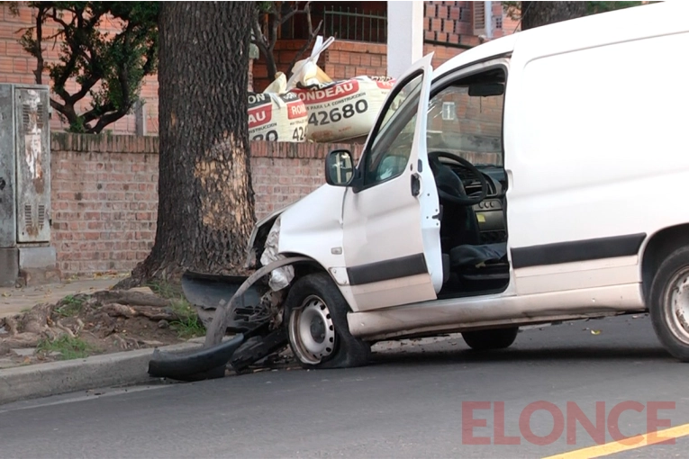 Conductor se descompensó al volante y chocó su camioneta contra un árbol en Paraná