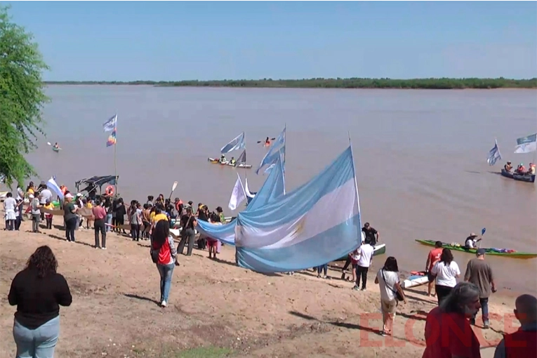 Remada en defensa del río: emotivo recibimiento a los remeros en Bajada Grande