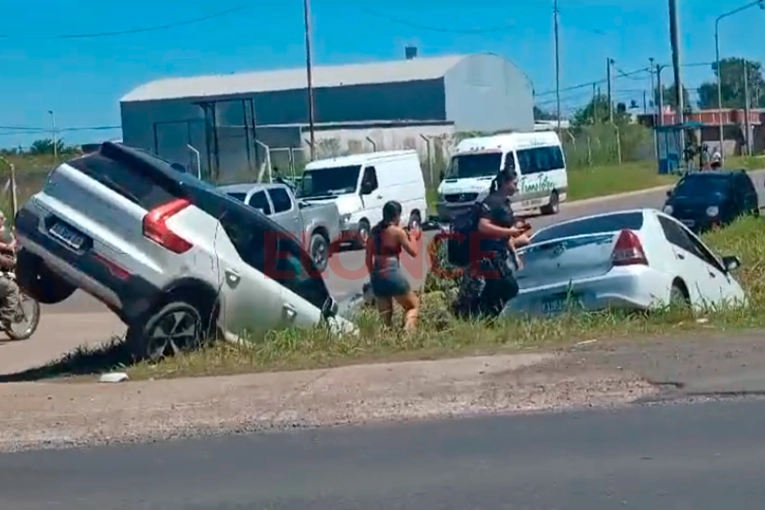 Dos autos cayeron a una zanja tras un fuerte choque en Paraná