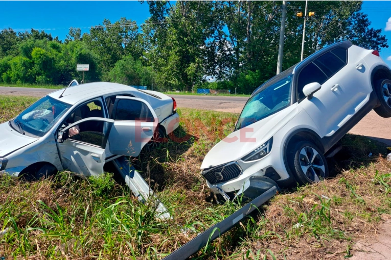 Dos autos cayeron a una alcantarilla tras un fuerte choque en Paraná