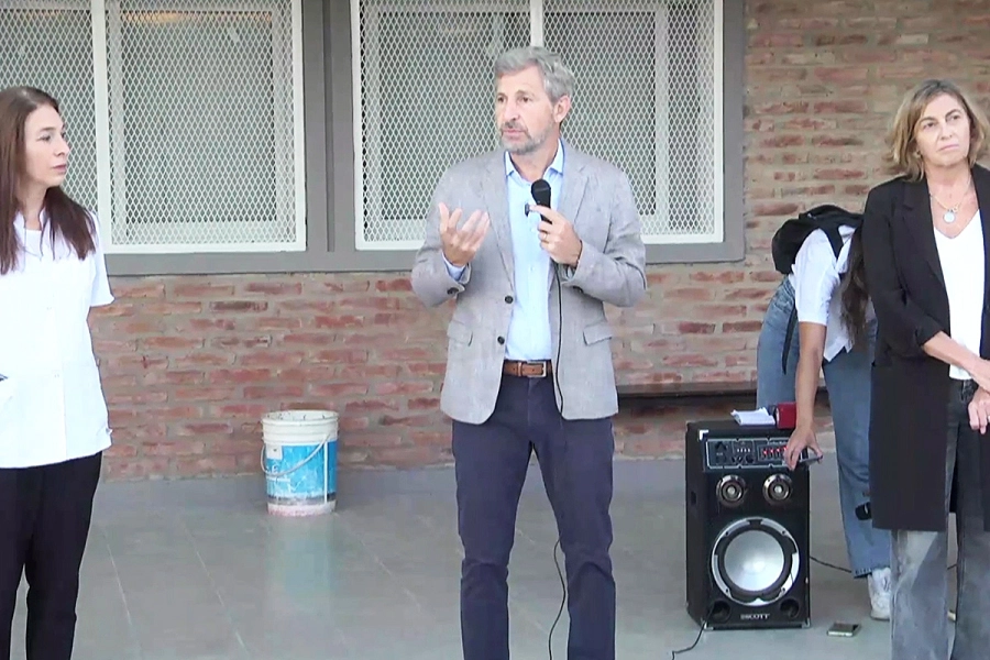 Rogelio Frigerio en la escuela primaria Bazán y Bustos. Elonce