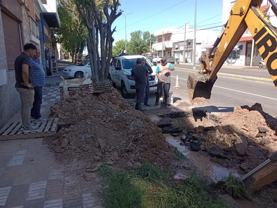 Reparan cañer&iacute;a de agua potable en avenida Ram&iacute;rez de Paran&aacute; (foto Municipalidad de Paran&aacute;)