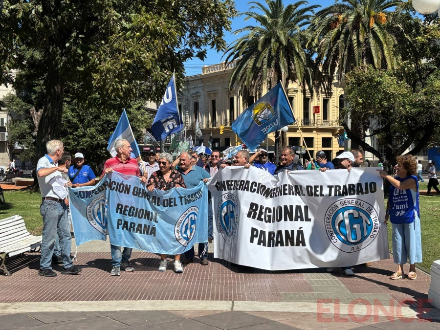 Concentraci&oacute;n de jubilados en Paran&aacute; (foto Elonce)