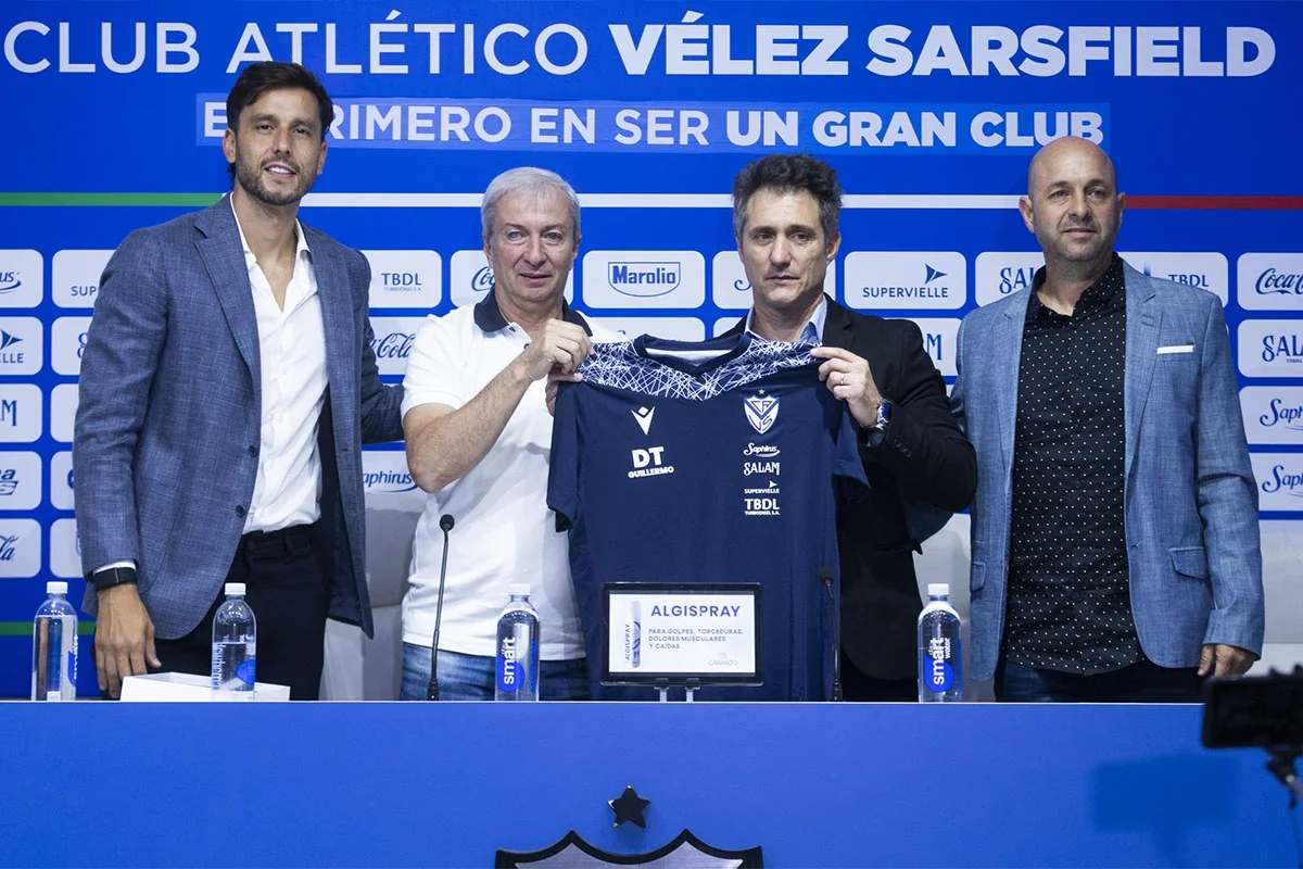 Guillermo fue presentado en Vélez.