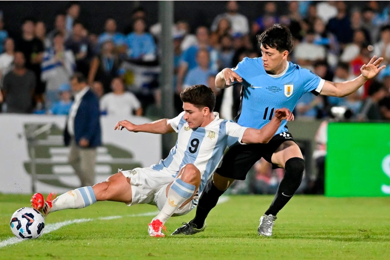 Argentina empata con Uruguay en un partido reñido y sin goles en Montevideo