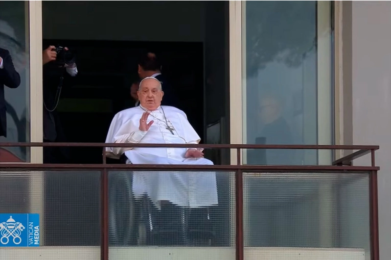 El papa Francisco saludó a los fieles desde un balcón del hospital: video y fotos