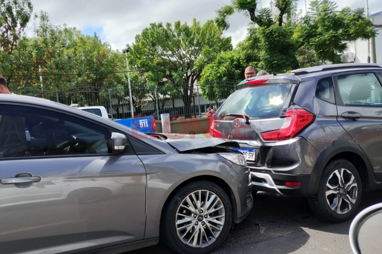 Hospitalizaron a una niña tras choque en cadena sobre avenida Almafuerte en Paraná