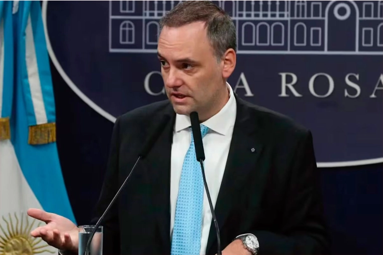 Citaron a declarar a las cuatro mujeres que le prestaron dólares a Adorni para los departamentos