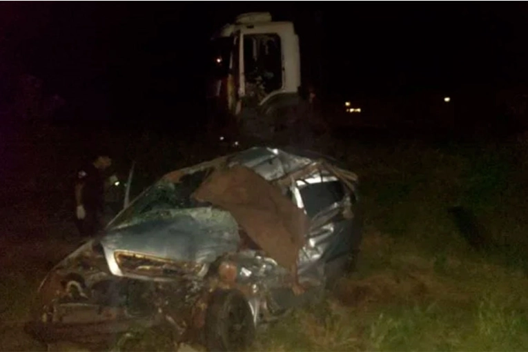 Un fallecido y dos heridos tras choque entre auto y camión en ruta nacional 12
