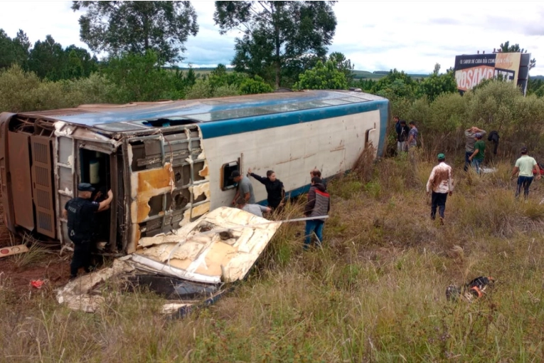 Tragedia en Ruta 14: al menos ocho muertos y diez heridos por vuelco de un colectivo en Misiones