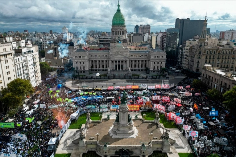 Masiva marcha de gremios en apoyo a los jubilados en la previa del paro general de CGT