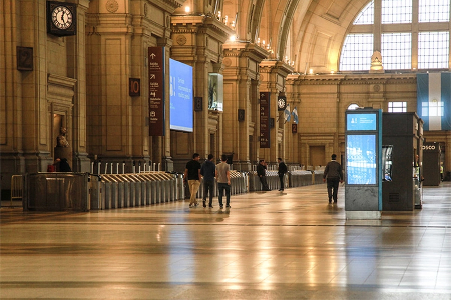 Estación de subte desierto en Buenos Aires.