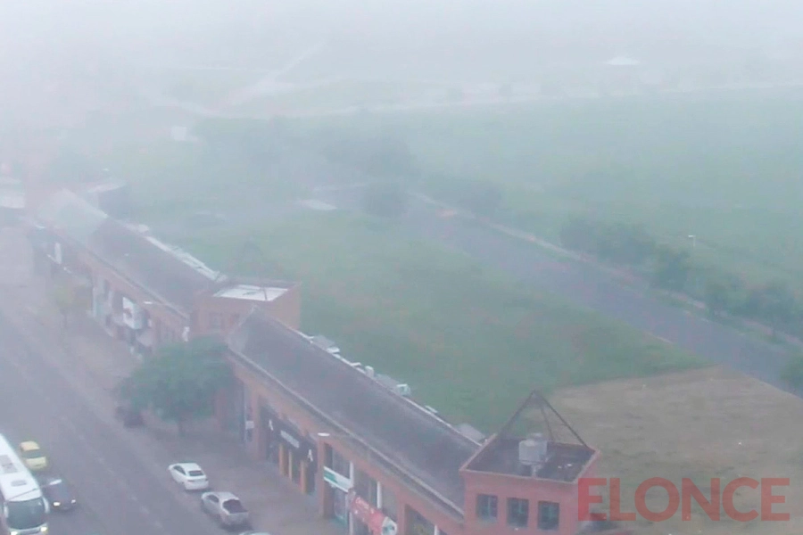 Seg&uacute;n el SMN, la visibilidad es de dos kil&oacute;metros y la humedad del 97% (foto Elonce)