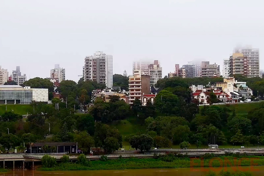 El cielo en Paran&aacute; se encuentra &ldquo;invisible con niebla&rdquo; (foto Elonce)